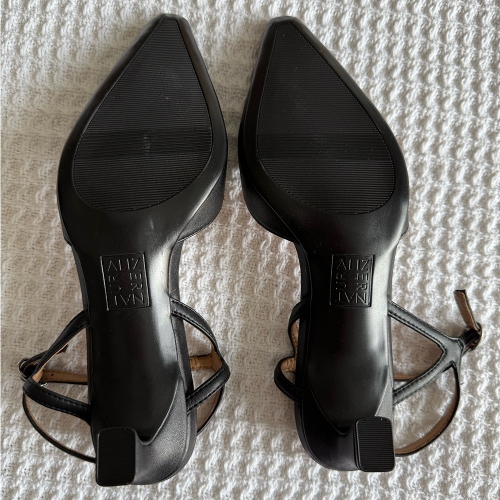 Naturalizer Women's Black Pointed Heels - Picture 3 of 3